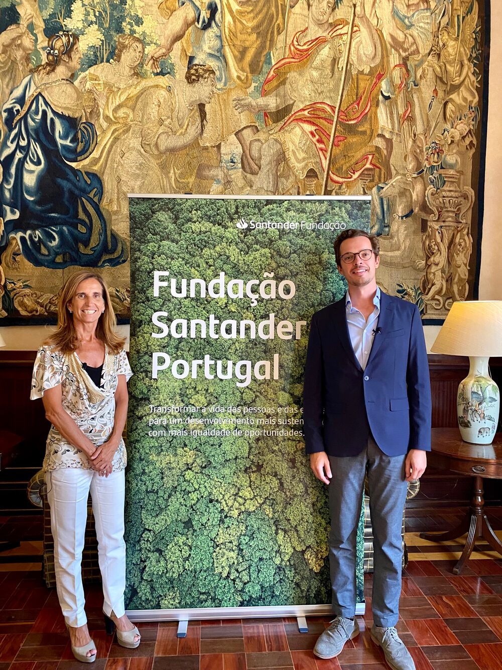 A presidente da Fundação Santander Portugal, Inês Oom de Sousa, assinou hoje um protocolo com o diretor-geral da Orquestra Sem Fronteiras (OSF), o maestro