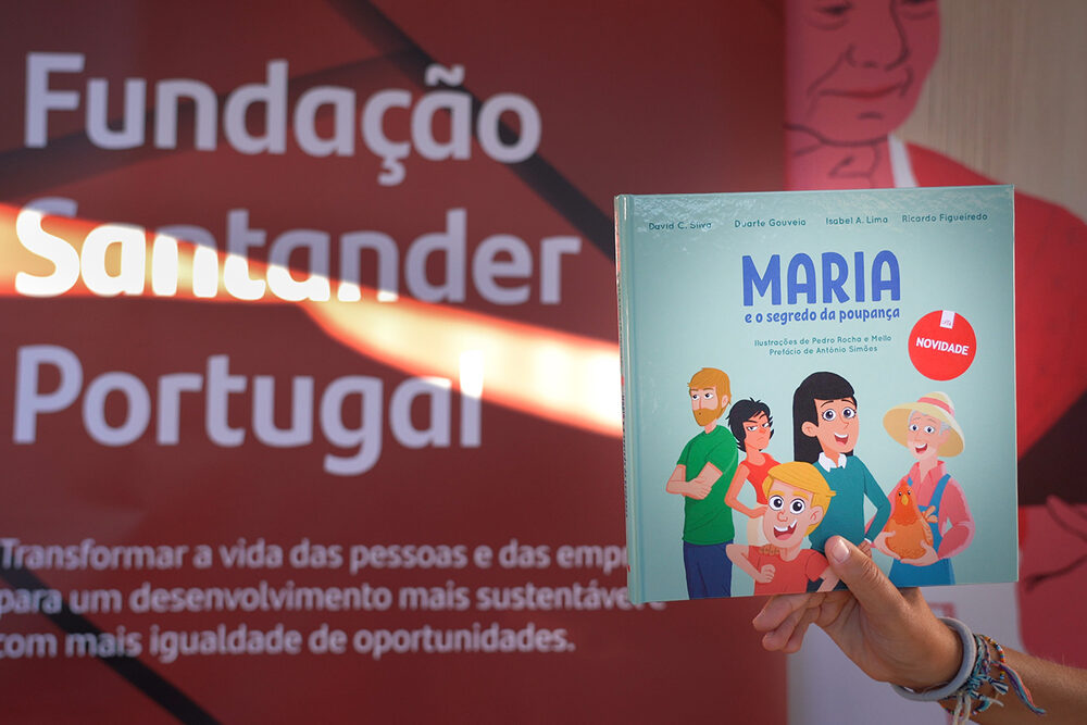 O livro “Maria e o Segredo da Poupança”, da autoria de David Cruz e Silva, Isabel Abreu Lima, Duarte Gouveia, Ricardo Figueiredo e Pedro Rocha e Mello, com