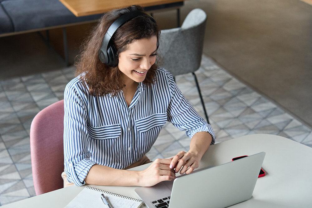 Fundação Santander lança 1.000 bolsas para curso que ensina a fazer negócios digitais