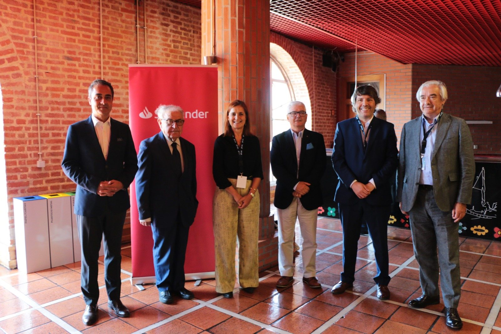 Inês Rocha de Gouveia com os participantes no VII Congresso da CNIS, junto ao painel do Santander