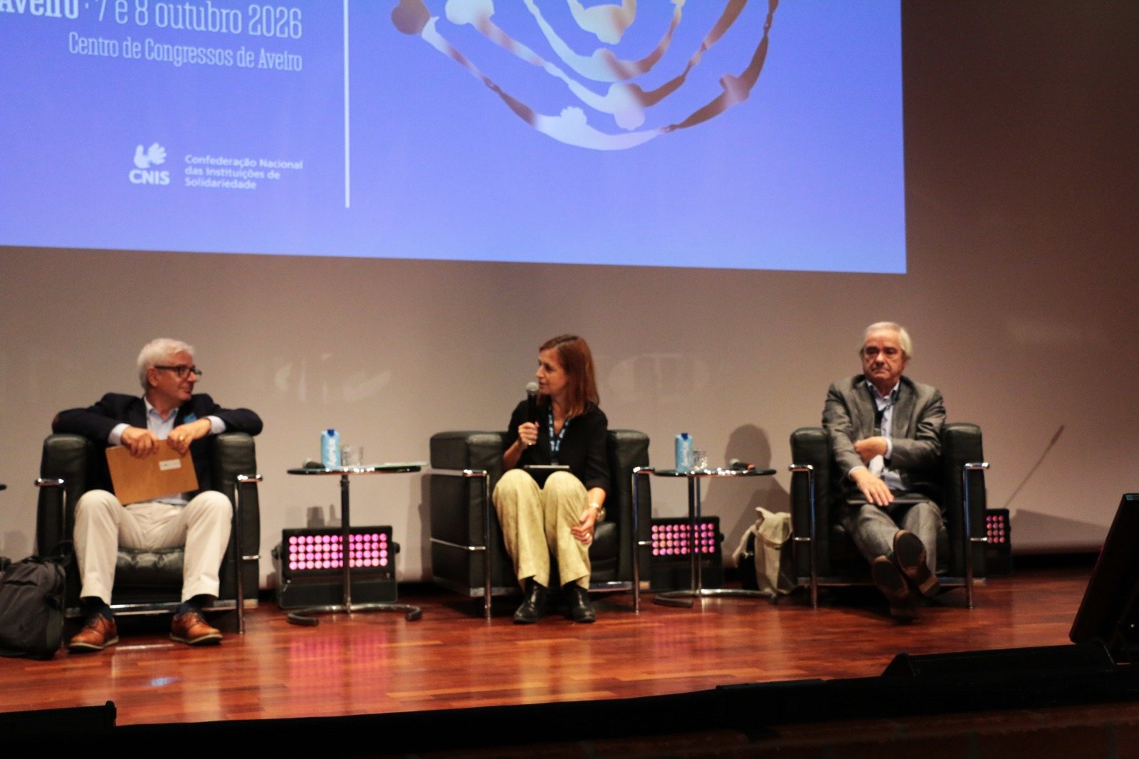 Inês Rocha de Gouveia a moderar o painel Enquadramento Global, Ético e Doutrinário no VII Congresso da CNIS, em Aveiro